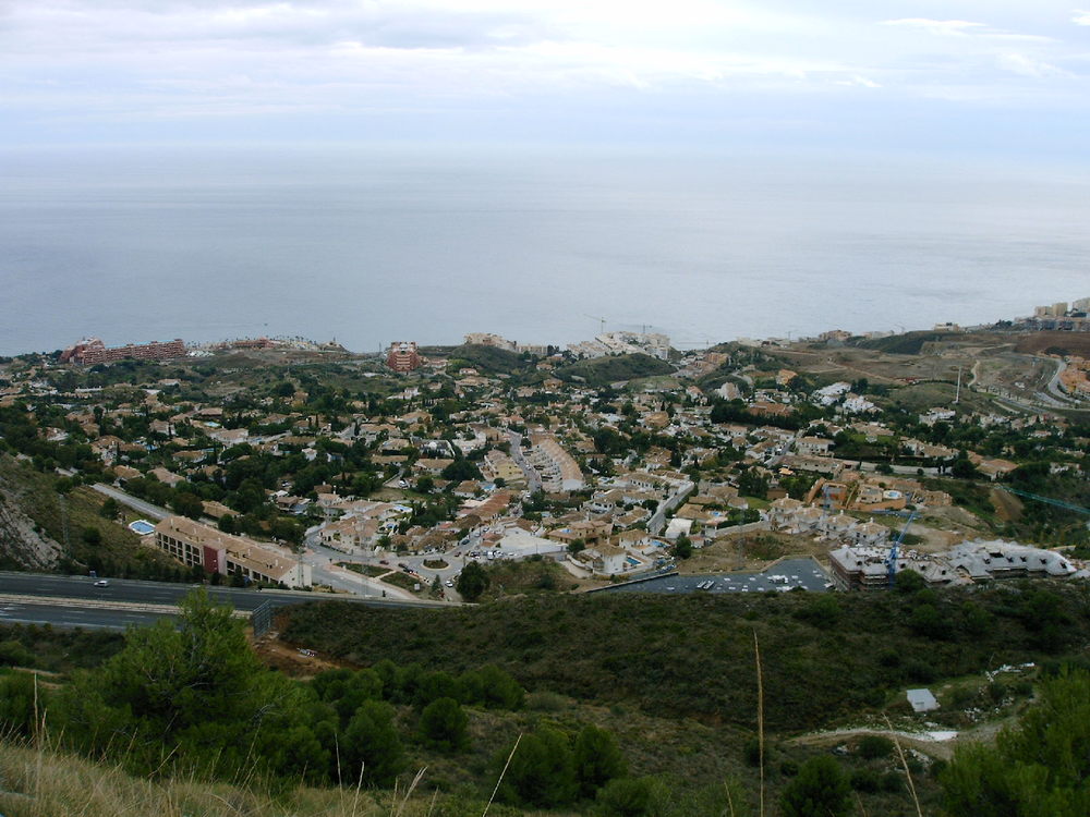 A view of the coast from the path to the cache<br /><a href="photo08.kml">See on Google Earth</a><br /><br />