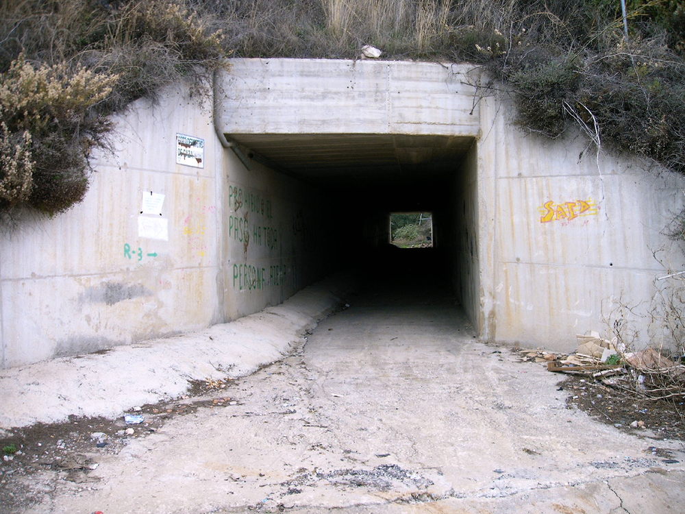 Start at the tunnel under the motorway<br /><a href="photo14.kml">See on Google Earth</a><br /><br />