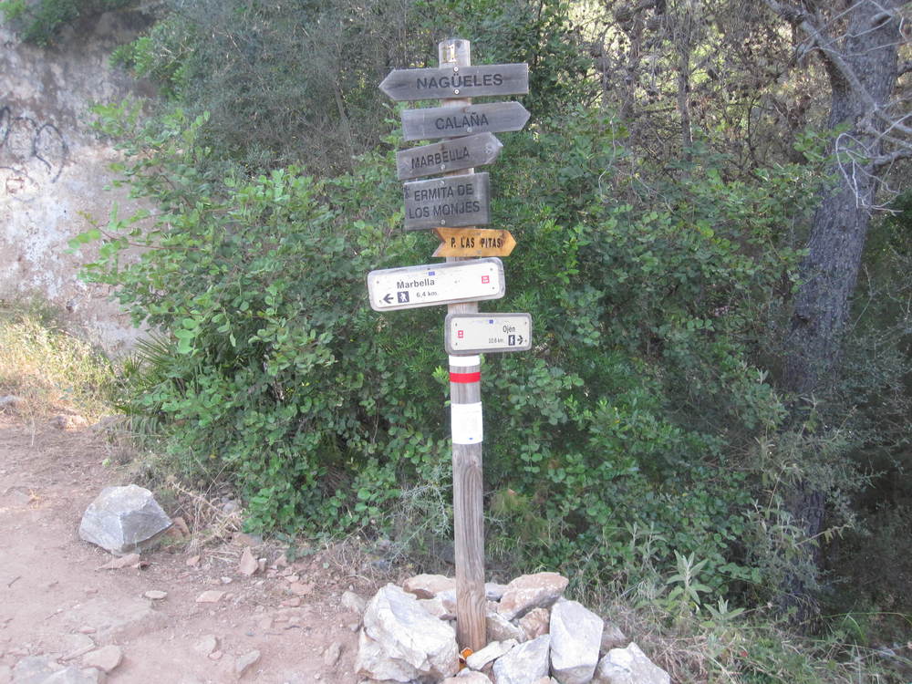 At Los Monjes we head for the Fuente de Calaña<br /><a href=photo08.kml>See on Google Earth</a><br /><br />