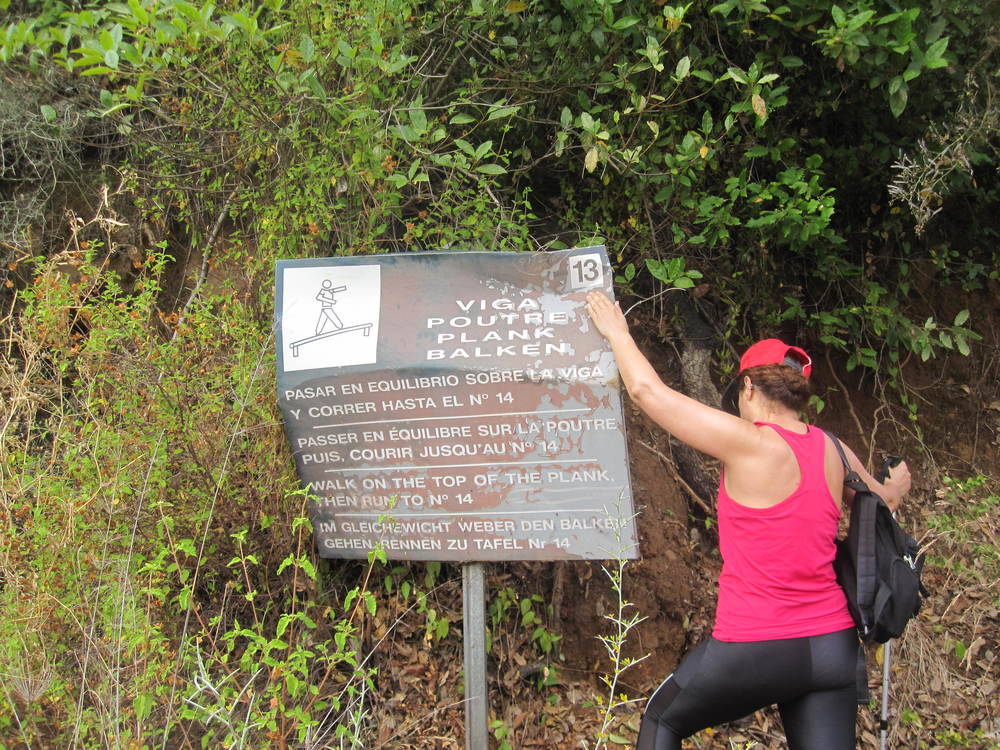 No plank, but María exercised with the sign<br /><a href=photo17.kml>See on Google Earth</a><br /><br />