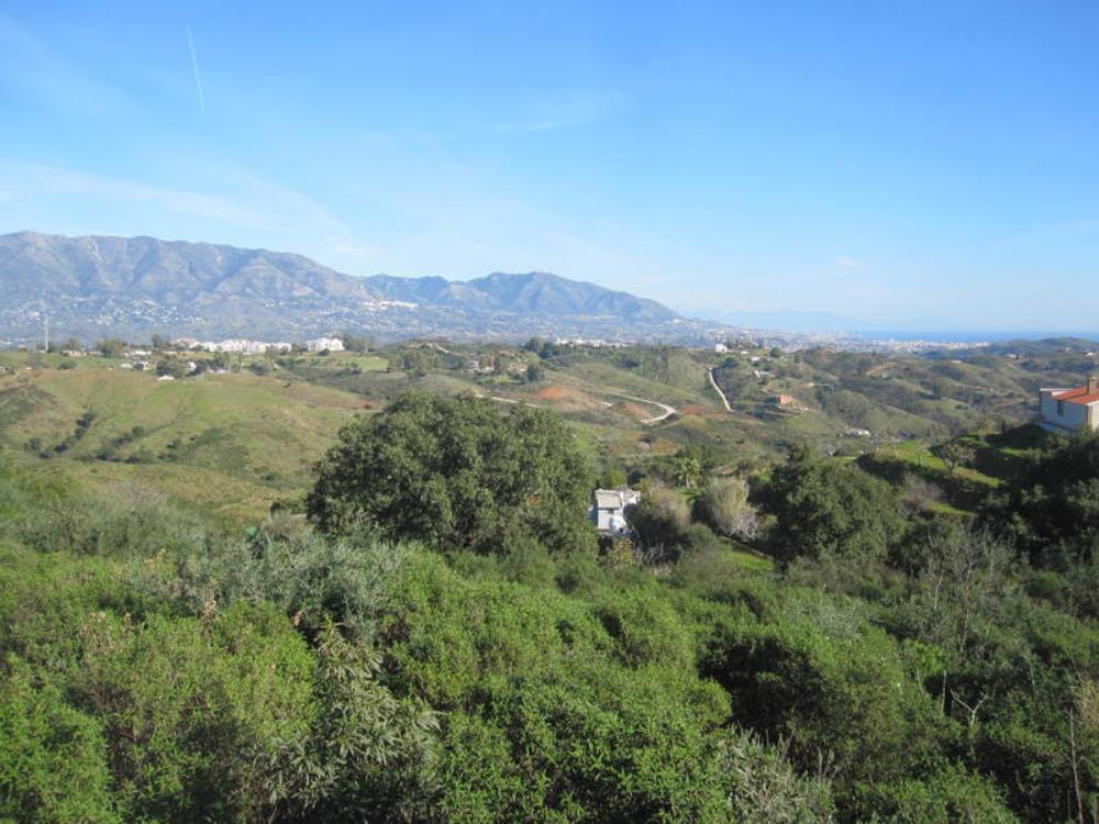 A lovely view of the Mijas mountains and coast on a beautiful December day<br /><a href="photo09.kml">See on Google Earth</a><br /><br />