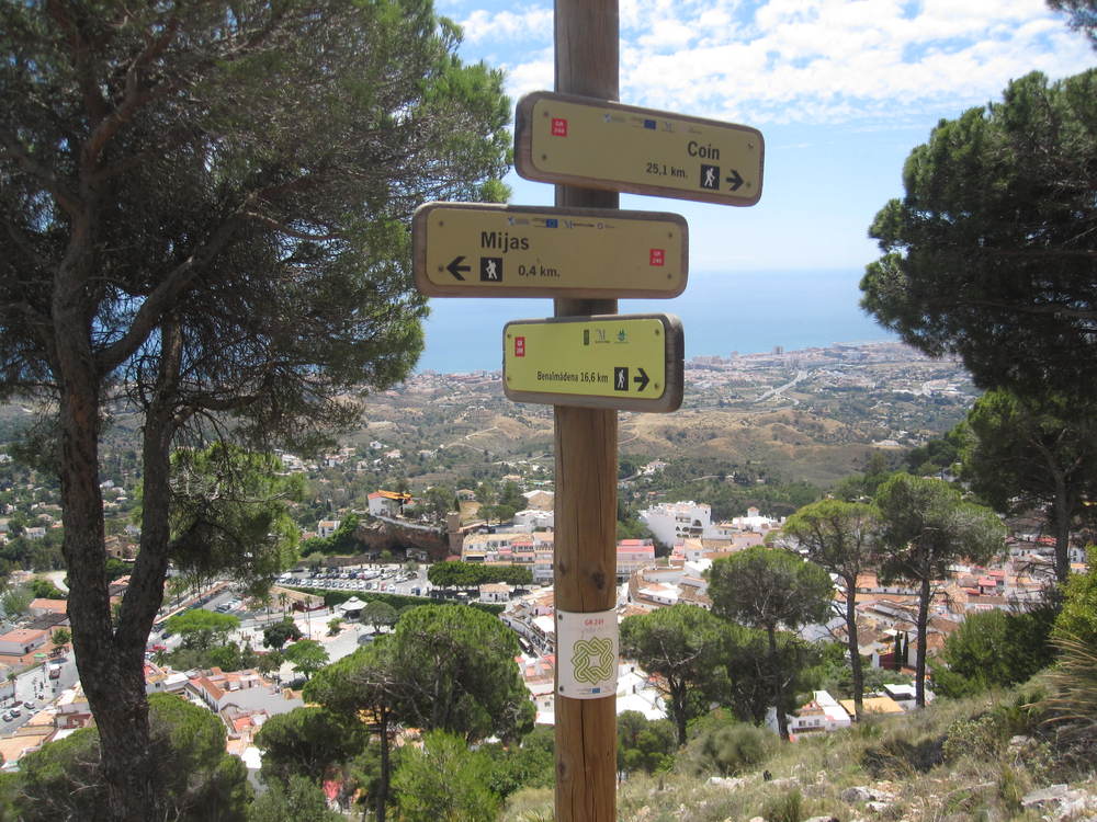 Signs for the Great Málaga Path<br /><a href="photo05.kml">See on Google Earth</a><br /><br />