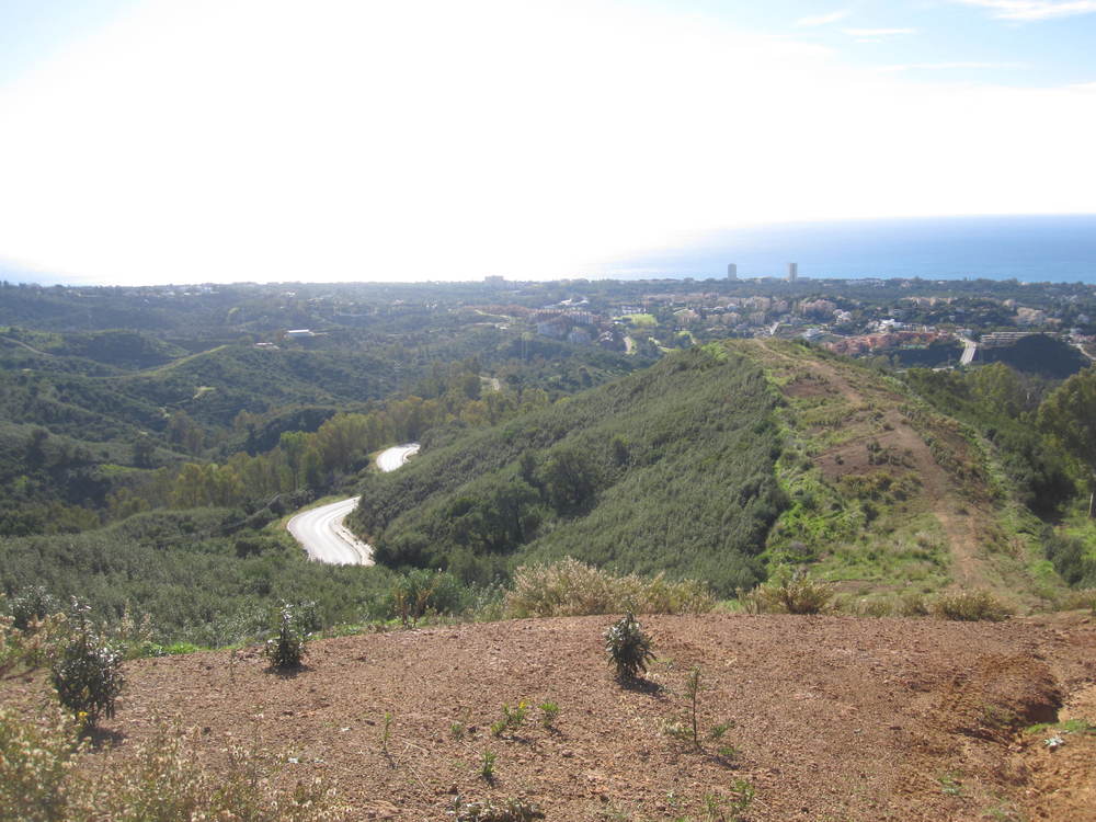 View of Elviria and the coast from the top of the first steep slope<br /><a href="photo02.kml">See on Google Earth</a><br /><br />